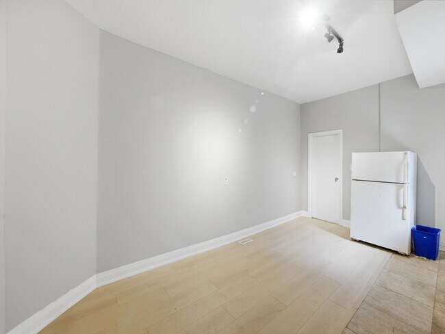 Building Photo - 208 Wilson St