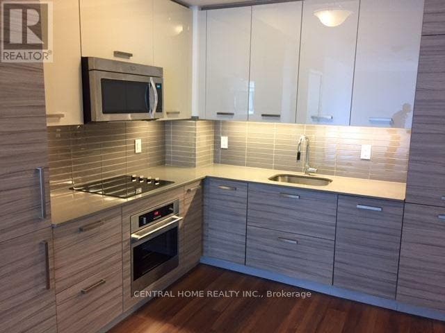 Building Photo - 210 Simcoe St