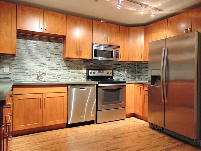 Building Photo - Stunning 2bd, 1.75ba Condo Available w/ Lo...