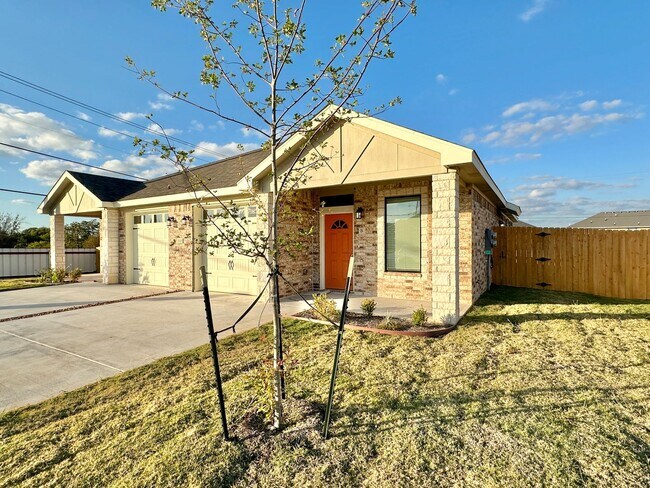 Building Photo - 1113 B Carslberg Dr