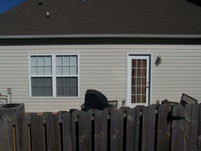 Building Photo - Charming 2-Bed, 2-Bath Ranch-Style Townhou...