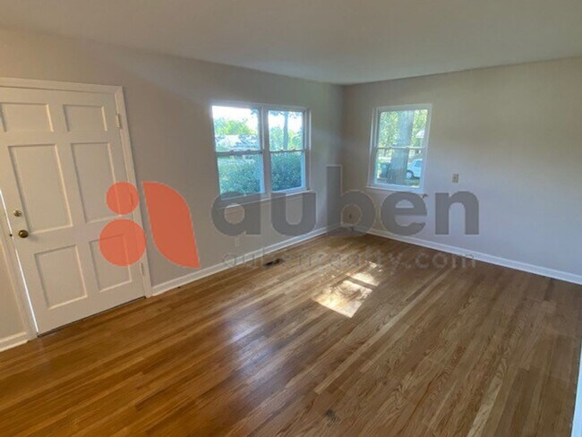 Building Photo - Updated 2 bed home with garage. Minutes to...