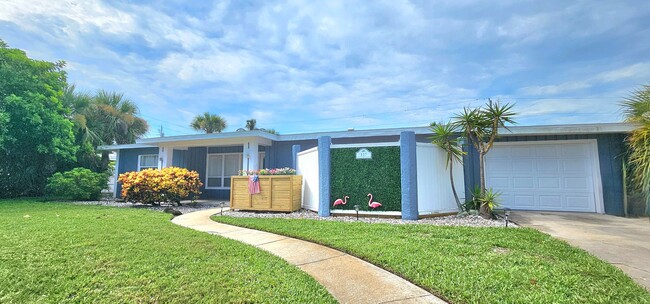 Foto del edificio - True Cocoa Beach Pool Home- Big Back Yard ...