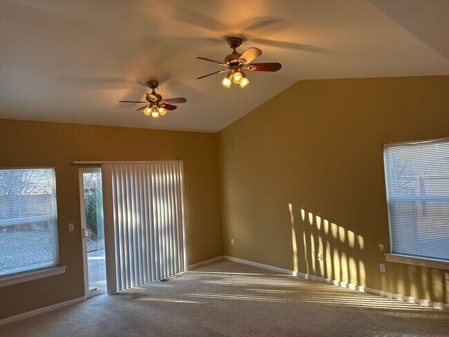 Foto del edificio - 21183 Copperfield Avenue