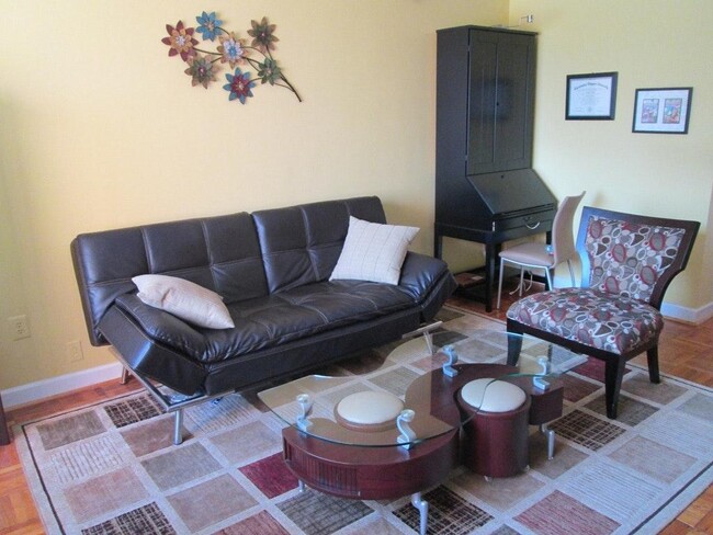 Spacious Living Room - 1121 ARLINGTON Blvd