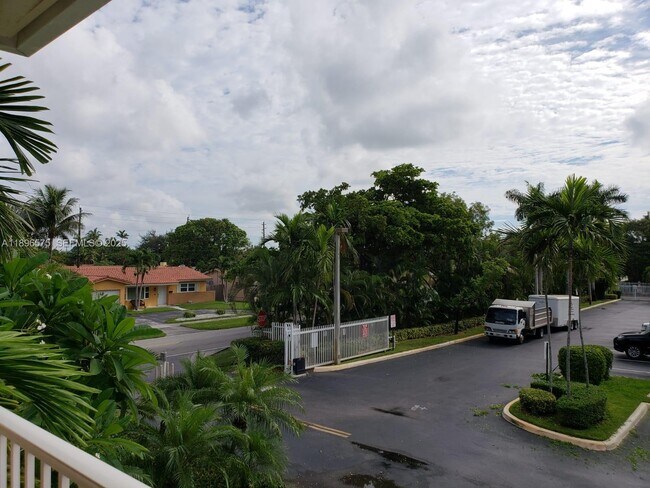 Foto del edificio - 4950 Washington St