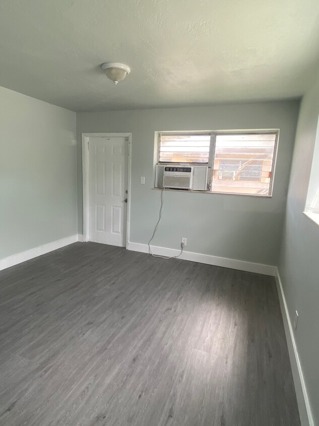 Main entrance/ living area - 805 NW 7th Ave