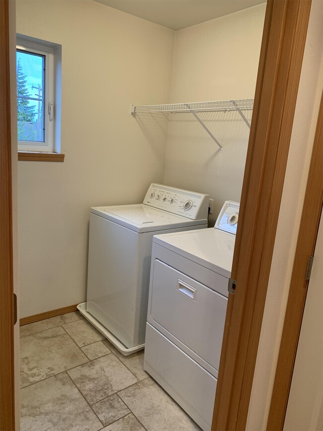 Foto del edificio - 9515 Holly Dr