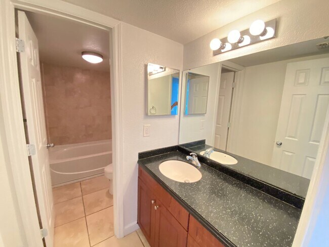 Foto del edificio - Spacious 3 bedroom, 2 bathroom Condo Locat...
