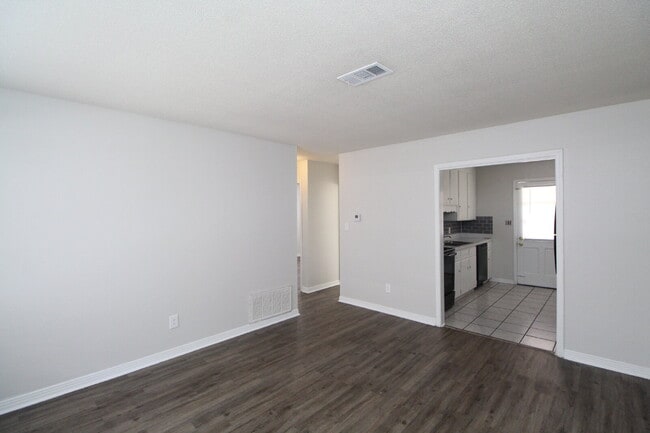 Building Photo - North Pensacola 2BR Duplex Near UWF & I-10 with All-Electric Living, Eat-In Kitchen & Washer/Drye...