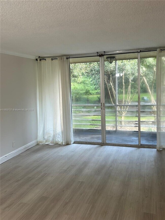 Building Photo - 9410 Live Oak Pl