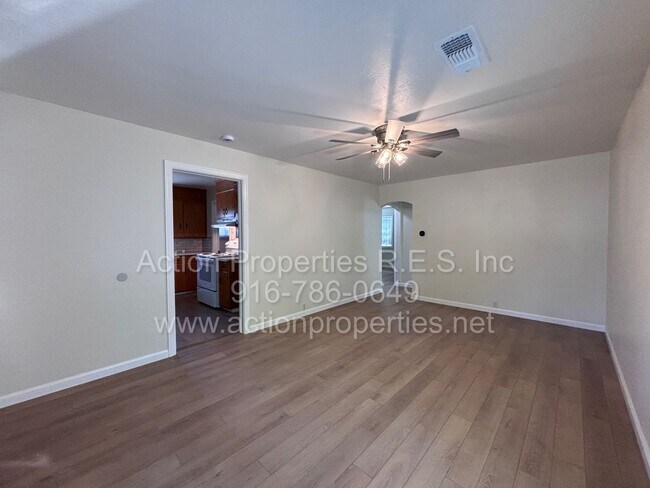 Foto del edificio - Cottage Style Home in the Heart of Roseville - Large Yard - Completely Renovated!