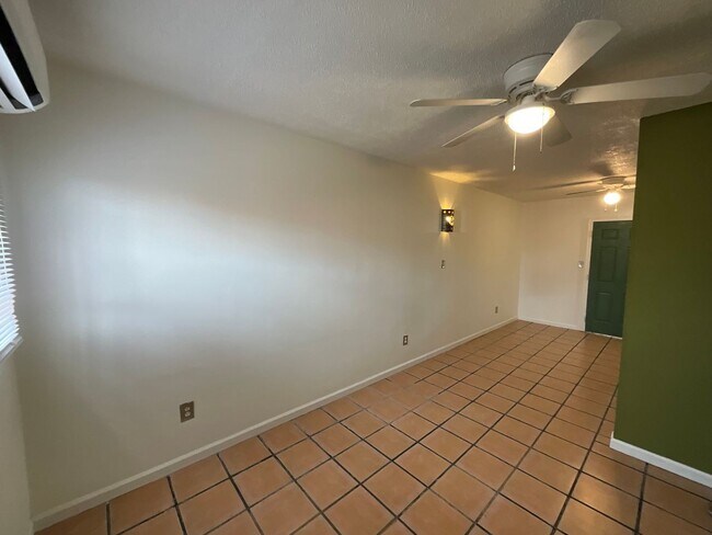 Building Photo - 1 Bedroom Single Story Home Available Near...