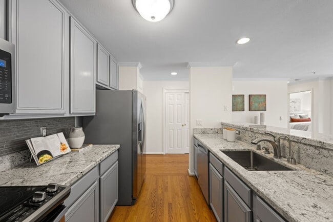 Building Photo - Twin Peaks: Remodeled Condo with Garage Pa...