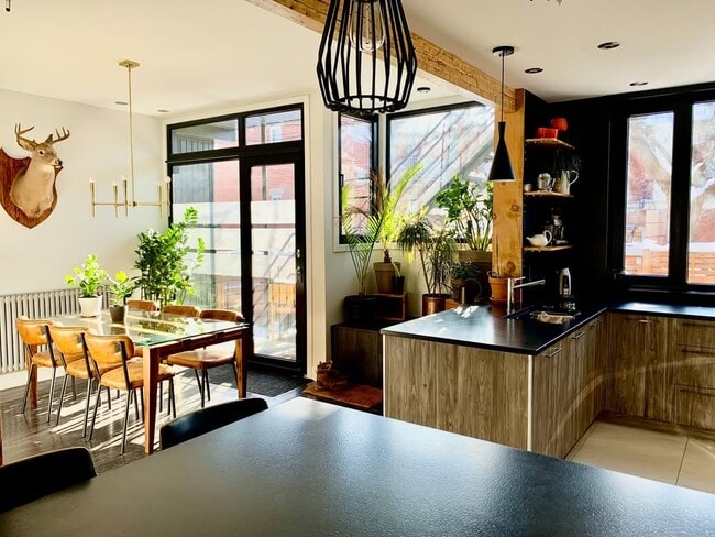 Kitchen and dining area - 7930 Rue Boyer