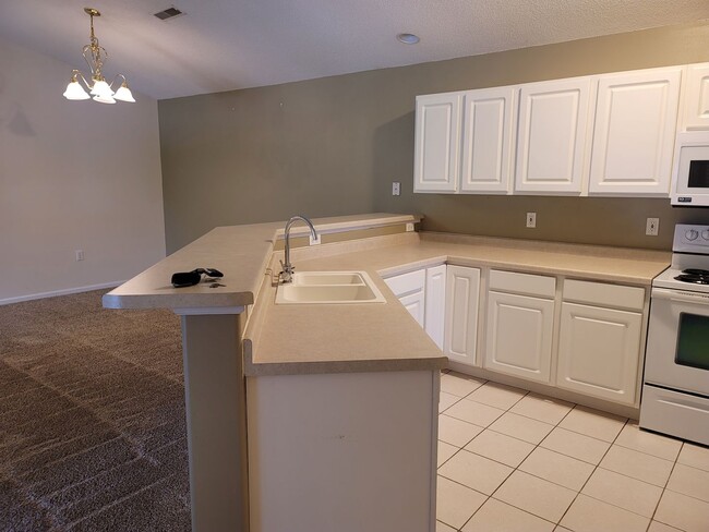 Building Photo - 2 BED, 2 BATH + DEN W/ 2 CAR GARAGE - UPPE...