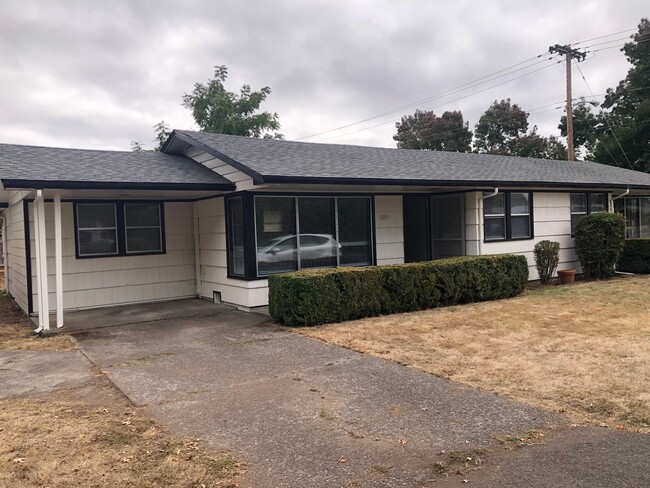 Foto del edificio - 2 bedroom 1 bathroom duplex in Eugene!