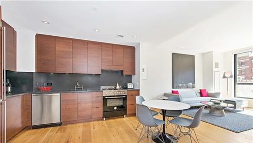Building Photo - 560 W 28th St