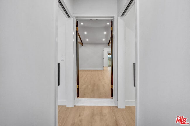 Foto del edificio - 9642 Tujunga Canyon Blvd