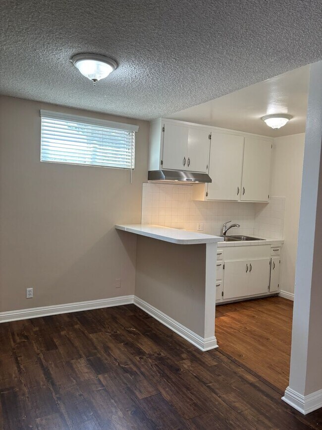 Foto del edificio - 3104 Montrose Ave