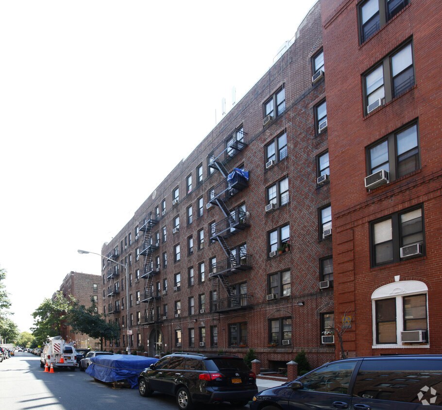 Building - 220 E 18th St
