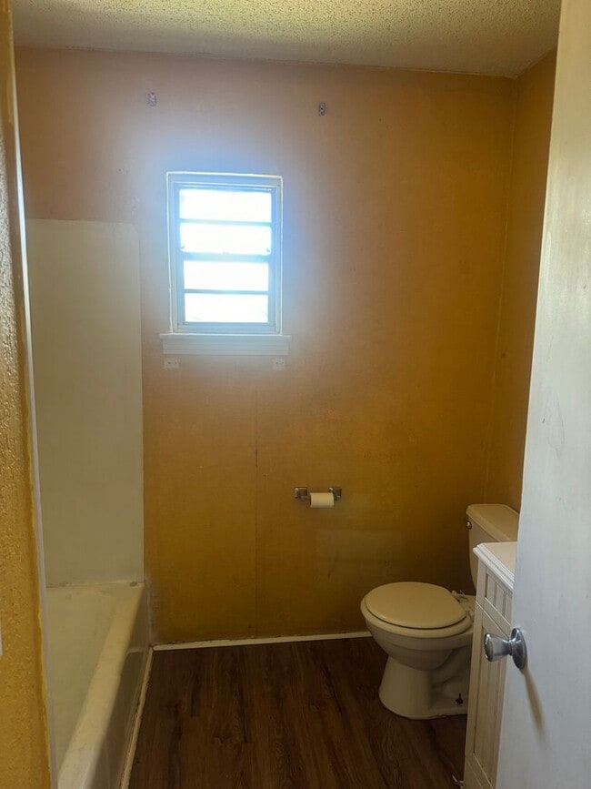 Building Photo - 2 Bedrooms, 1 Bathroom