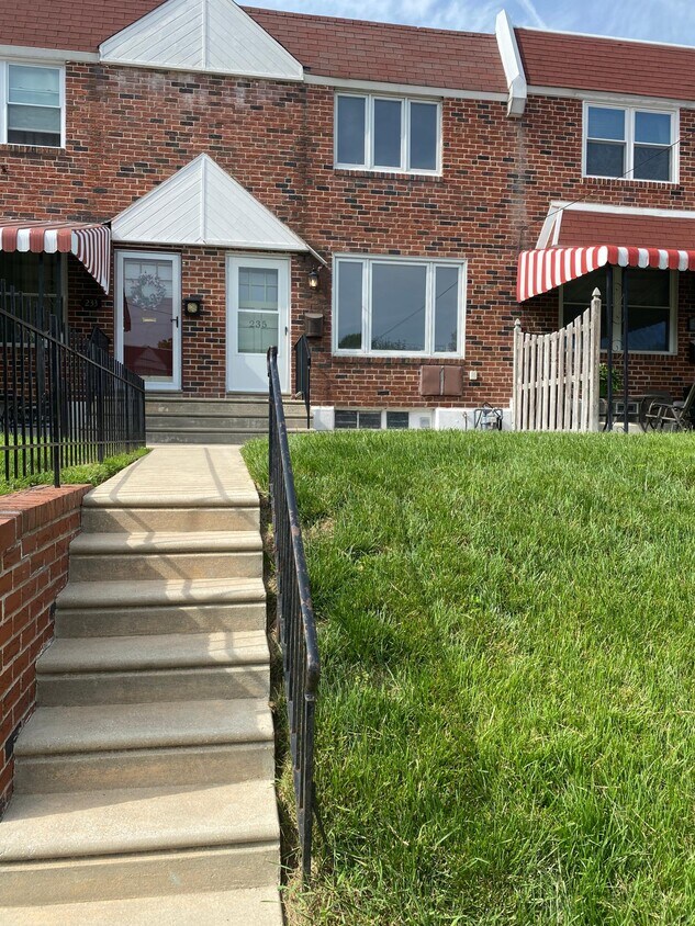Primary Photo - 235 E Park Ave