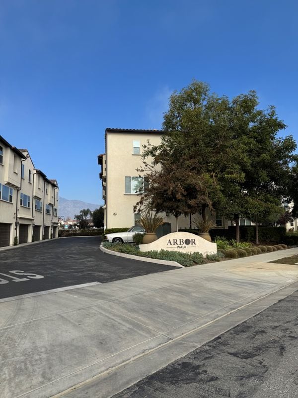 Building Photo - 3381 Lynd Ave