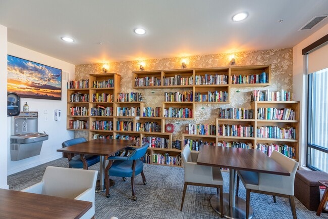 Biblioteca residente - Overture Central Park 55+ Active Adult Apartment Homes