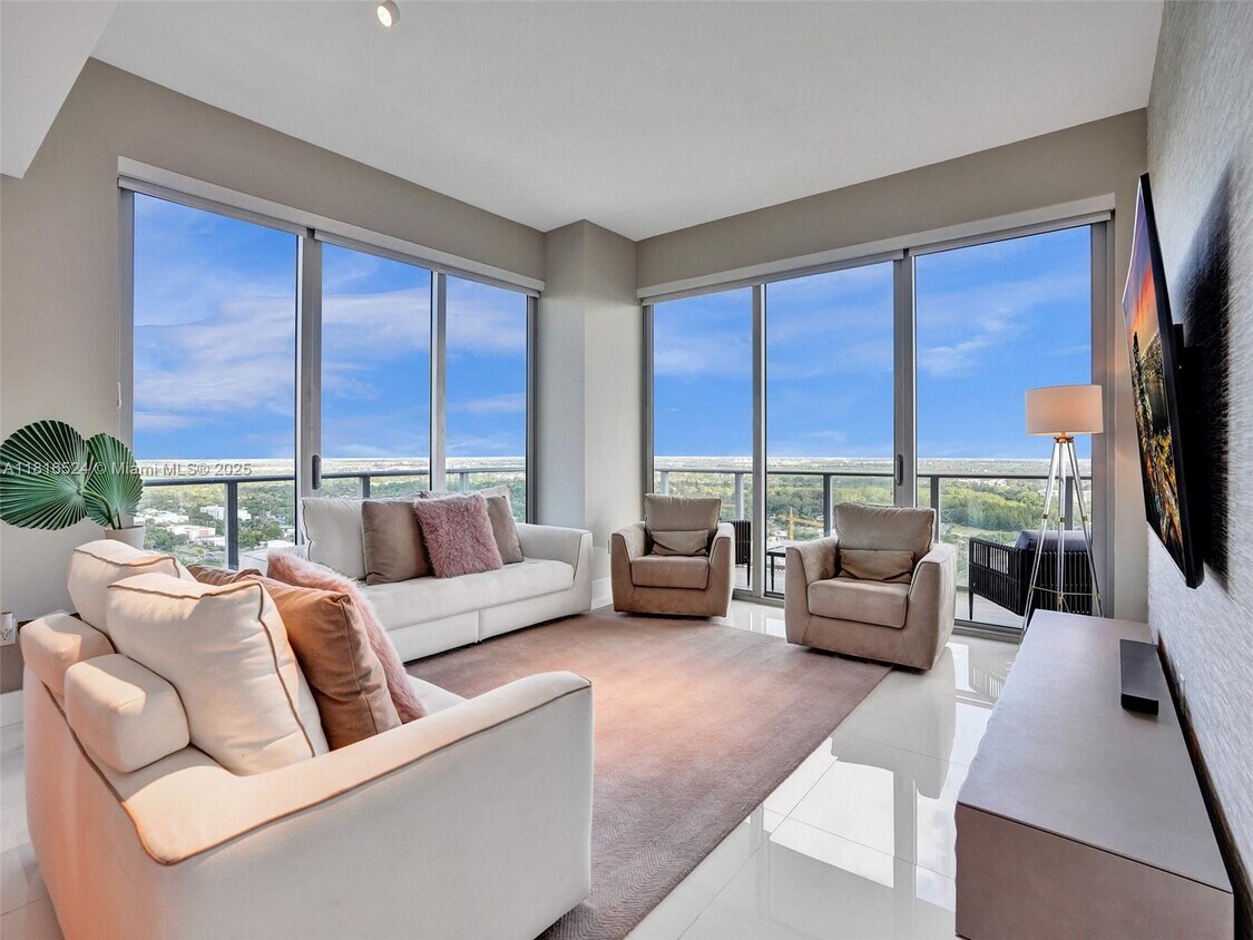 Foto principal - 16385 Biscayne Blvd