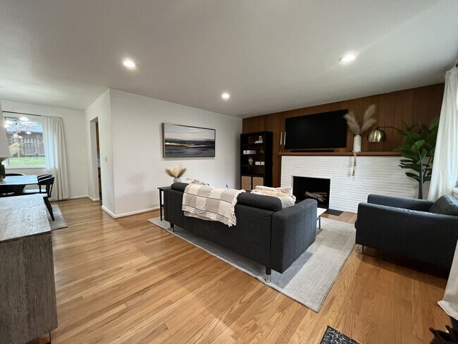 Foto del edificio - Beautifully Updated 3-Bedroom Home Near Commonwealth Lake – Single-Level Living & Large Fenced Ya...