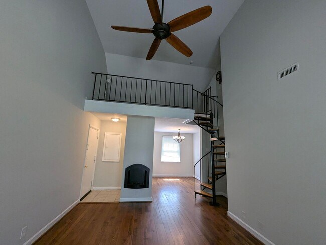 Foto del edificio - Stunning And Spacious 2-Level, 1 Bedroom, ...