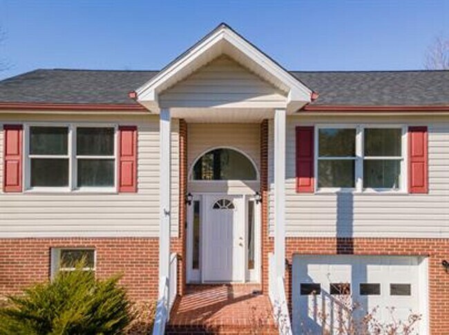 Foto del edificio - Spacious House In Christiansburg