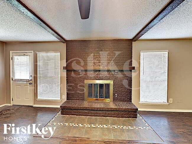 Foto del edificio - 3000 Laurel Ln