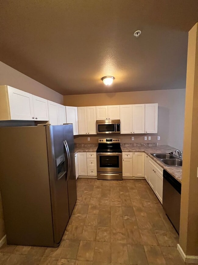 Building Photo - Well maintained townhome close to everything