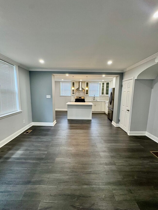 Foto del edificio - Updated 3-Bedroom Home with Garage in Ceda...
