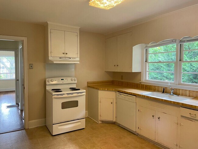 Building Photo - Five-Points Charmer