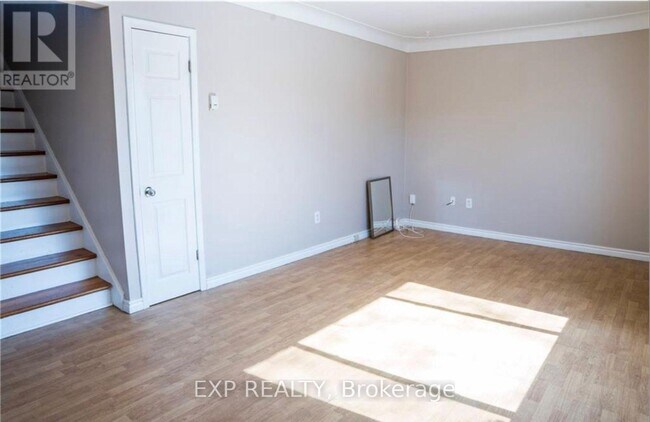 Photo du bâtiment - 250 Highland Rd W