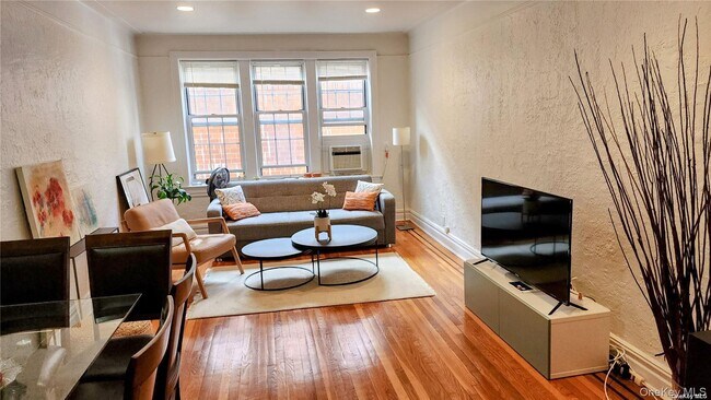 Foto del edificio - 4 Maple Dr