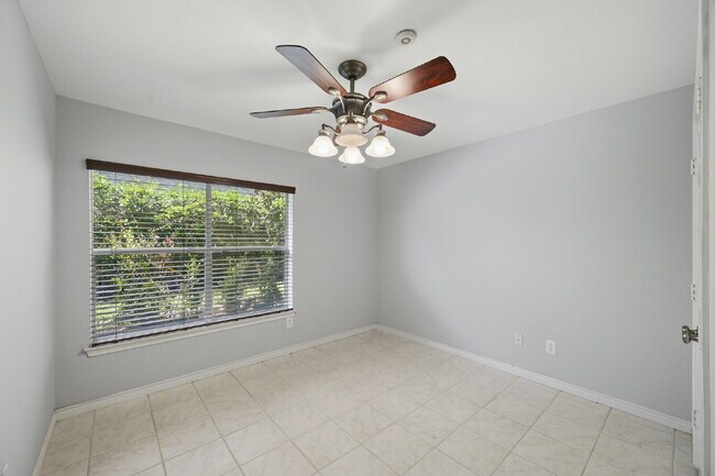 Building Photo - "Chic Urban Living: Spacious 2-Bed, 2-Bath Townhouse in Houston's Heart!"