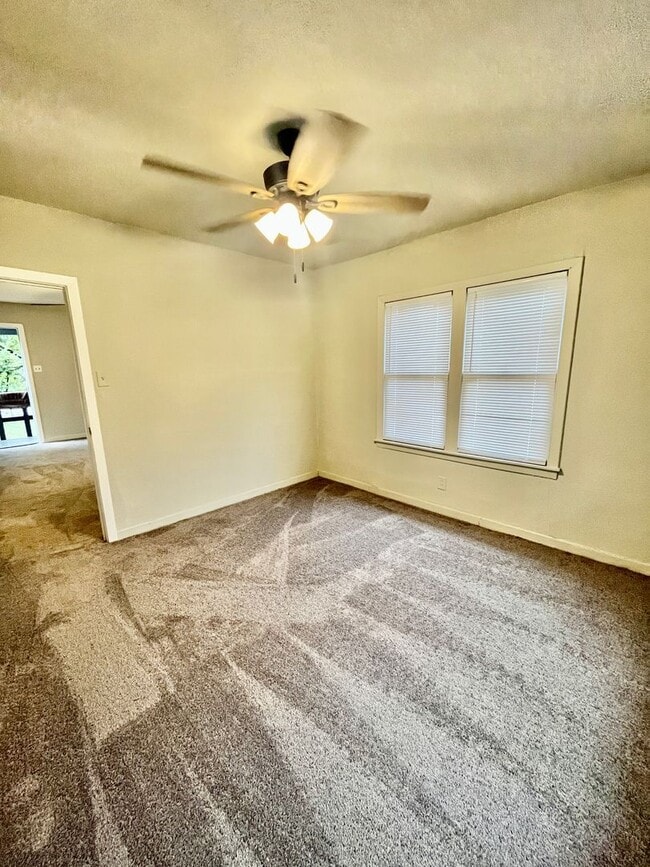 Building Photo - CUTE 2/1 FOR LEASE