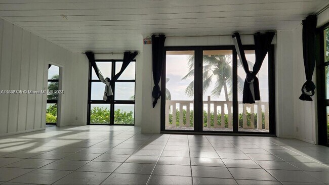 Foto del edificio - 1111 Crandon Blvd