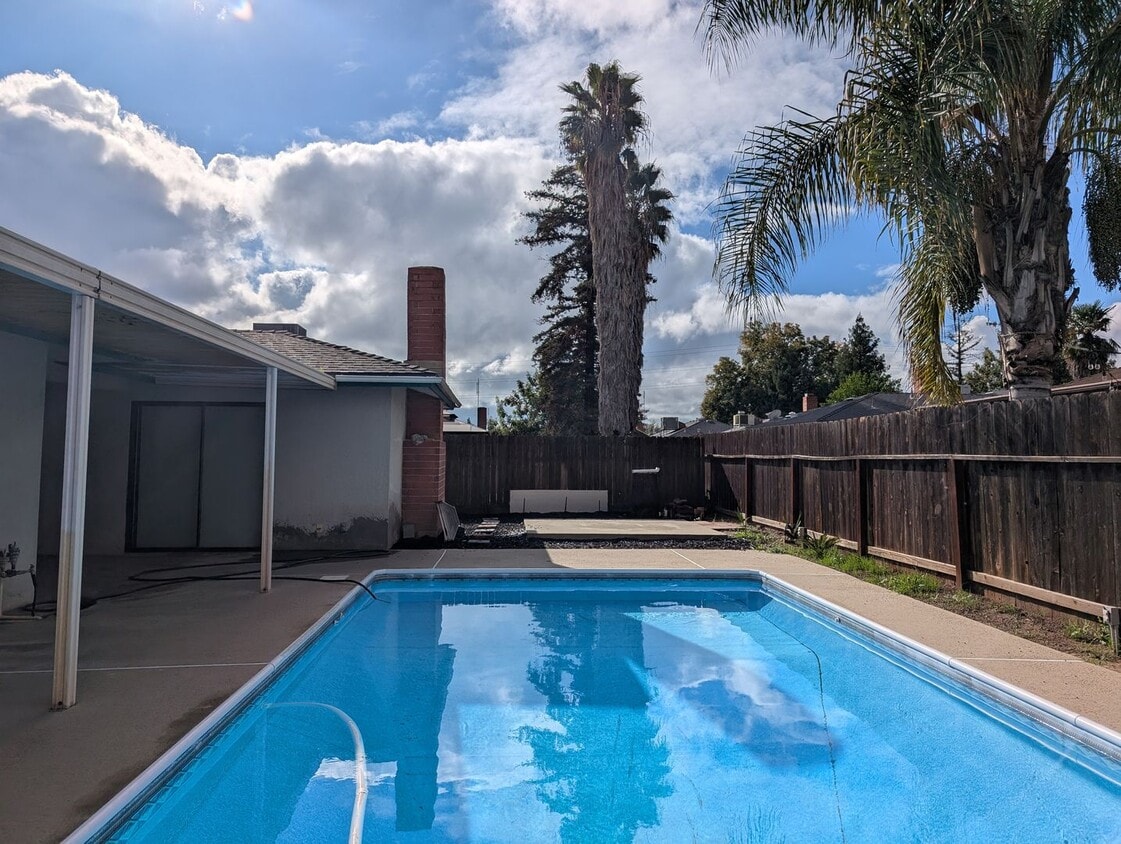 Foto del edificio - Nice home home offering nice amenities. Swimming pool + close to shopping and schools.