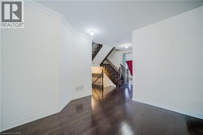 Photo du bâtiment - 69 Blackberry Valley Cres