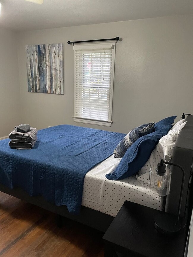 Building Photo - Charming 2 bedroom Duplex