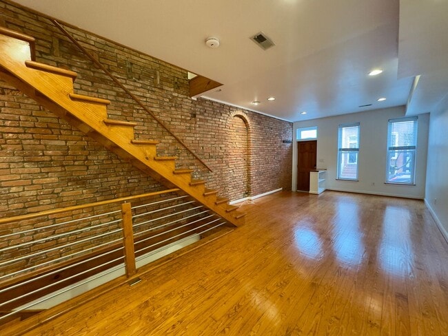 Building Photo - Charming 2 Bedroom/2.5 Bathroom in South Baltimore, MD!