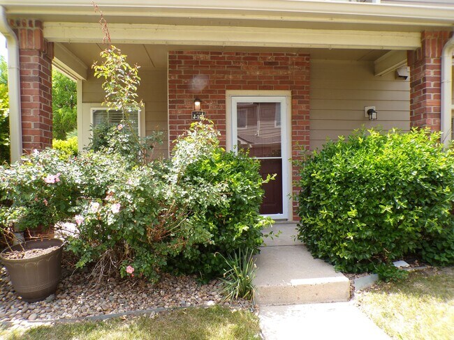 Building Photo - Charming 1 Bed, 1 Bath Main-Floor Condo in...