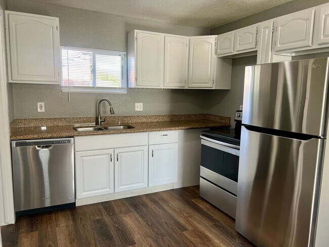 Foto del edificio - Backside Duplex in Park Hill Available!