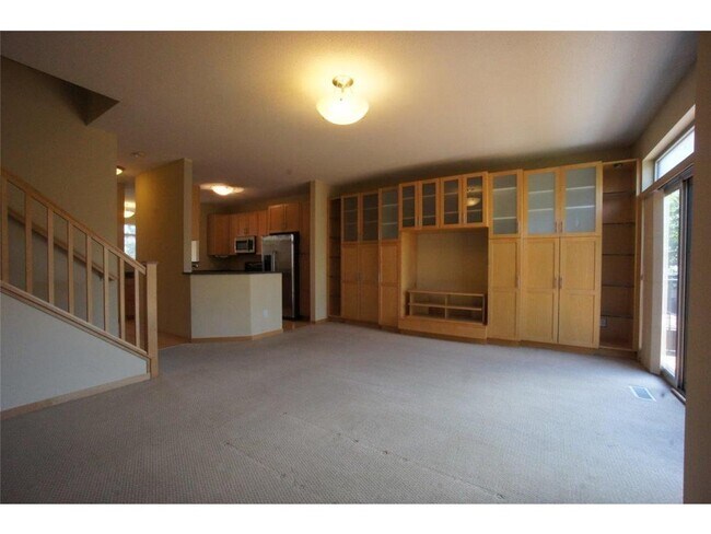 Building Photo - 221 1st Ave NE