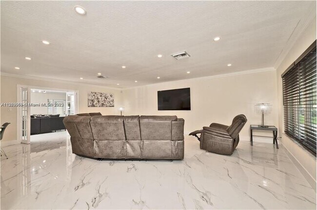Foto del edificio - 821 NW 67th Ave